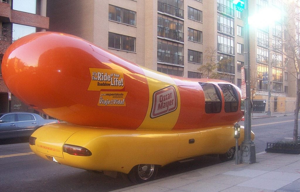 1200px-Oscar_meyer_weinermobile